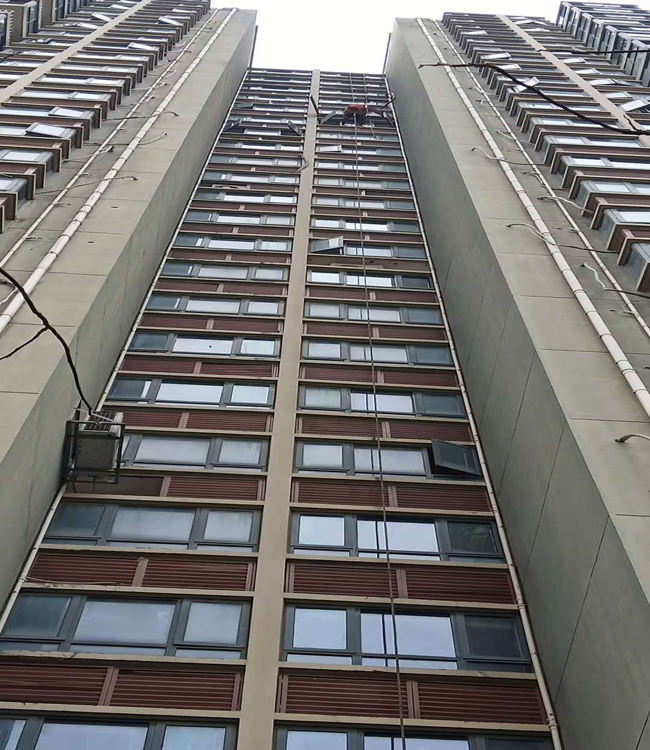 飘窗防水--高空蜘蛛人作业